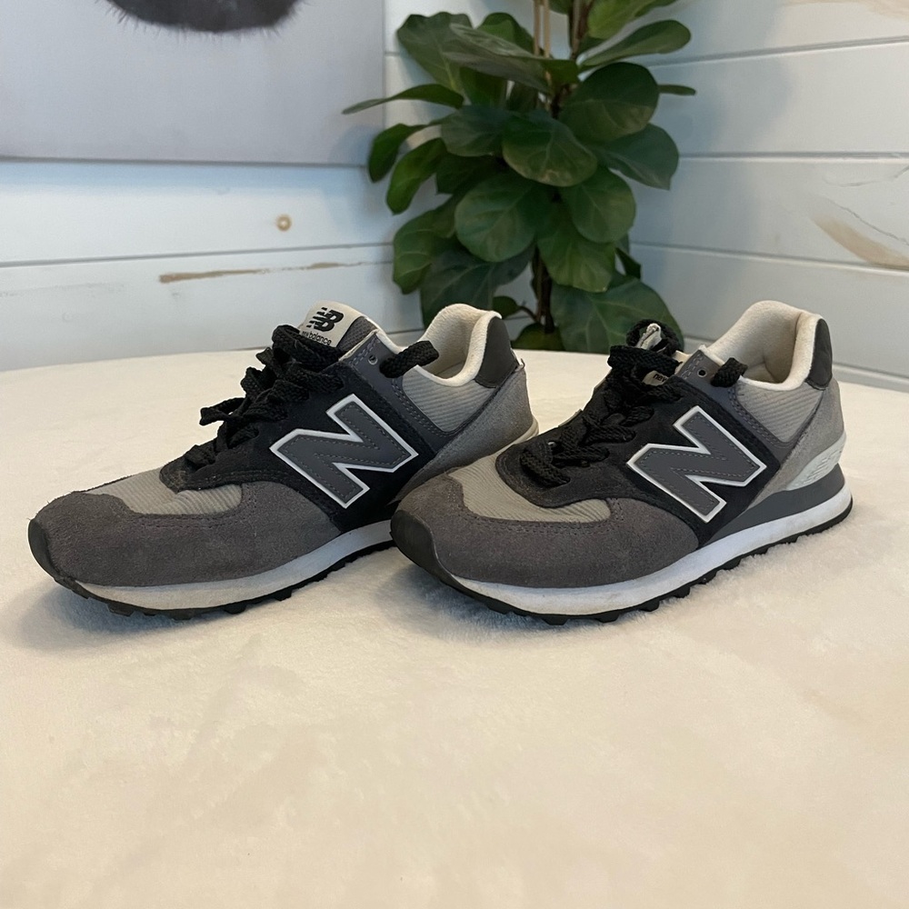 New Balance women’s Gray & Black Sneakers with new balances signature “N” Logo.